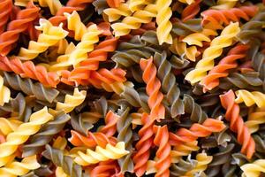 fusilli pâte spirale forme. proche en haut. Naturel Pâtes Contexte. Haut voir. sélectif se concentrer. photo