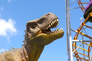 une grand dinosaure statue attraction dans parc photo