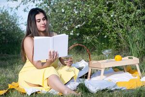 jeune femme caucasienne appréciant la floraison d'un pommier photo