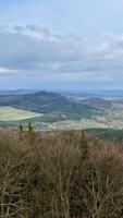 Montagne paysage, vert Prairie contre le toile de fond de montagnes. Pologne photo