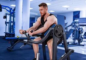 muscles formation dans moderne salle de sport. aptitude exercice carrossier. photo