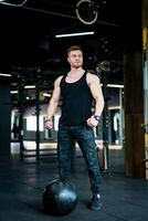 Beau Jeune homme dans salle de sport. aptitude musclé homme portrait. photo