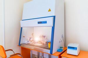 moderne laboratoire recherche. examiner échantillons et liquide pour ADN recherche. photo