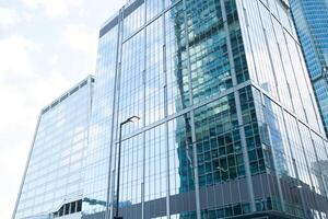 détail bleu verre bâtiment Contexte avec nuage ciel photo