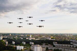 drones mouche plus de le de la ville Maisons. Urbain paysage avec drones en volant plus de il, quadricoptères en volant plus de le ville. photo