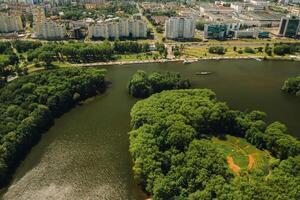 Haut vue de le la victoire parc dans Minsk et le svisloch rivière.a yeux d'oiseau vue de le ville de Minsk et le parc complexe.biélorussie photo