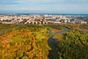 l'automne paysage dans Loschitsky parc dans Minsk. Biélorussie.golden l'automne photo