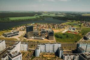 vue de le la taille de pobediteley rue dans minsk.nouveau Résidentiel et affaires district dans Minsk, Biélorussie photo