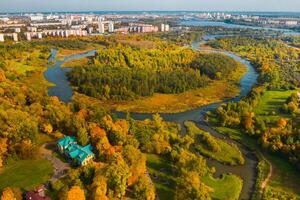 l'automne paysage dans Loschitsky parc dans Minsk. Biélorussie.golden l'automne photo