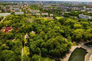 Haut vue de une parc dans Minsk avec une ferris roue.a yeux d'oiseau vue de le ville de Minsk .biélorussie photo