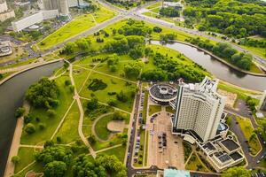 Haut vue de le la victoire parc dans Minsk et le svisloch rivière et le hôtel.a yeux d'oiseau vue de le ville de Minsk et le parc.biélorussie photo