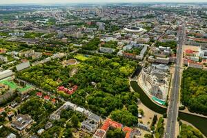 Haut vue de une parc dans Minsk avec une ferris roue.a yeux d'oiseau vue de le ville de Minsk .biélorussie photo