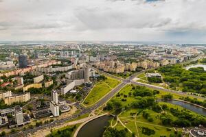 Haut vue de le la victoire parc dans Minsk et le svisloch rivière.a yeux d'oiseau vue de le ville de Minsk et le parc complexe.biélorussie photo