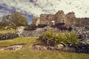 ruines mayas immergées dans la nature photo