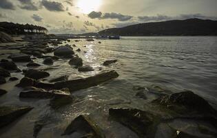 coucher de soleil sur la mer de punta molentis. photo