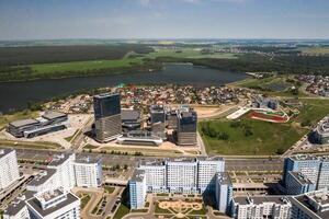 vue de le la taille de pobediteley rue dans minsk.nouveau Résidentiel et affaires district dans Minsk, Biélorussie photo