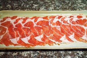 proche en haut Frais et brut du boeuf et porc Viande préparé pour shabu shabou, Japonais chaud pot photo