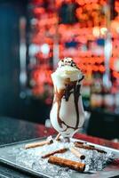 verre de la glace crème avec Chocolat bruine photo