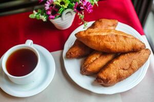 blanc assiette avec des pâtisseries et tasse de thé photo