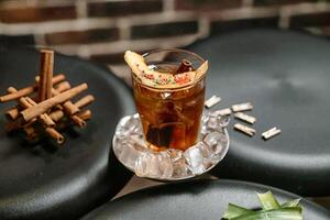 rafraîchissant verre de glacé thé avec cannelle bâton photo