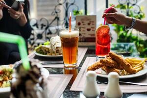 groupe de gens profiter une repas ensemble à une table photo