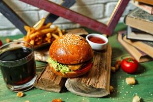 délicieux Hamburger sur en bois Coupe planche photo