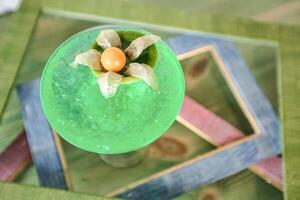 proche en haut de vert boisson sur table photo