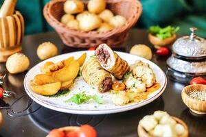 blanc assiette avec nourriture sur table photo