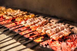 grillé Viande et des légumes cuisine sur une un barbecue gril photo
