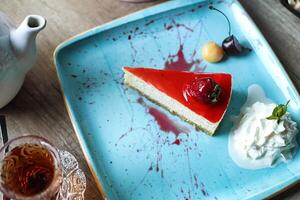 cheesecake sur bleu assiette photo