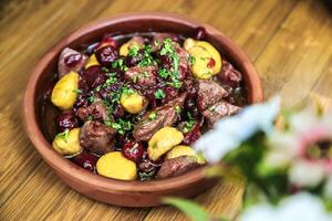 bol de Viande et des légumes sur en bois table photo