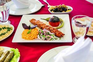 assiette de nourriture sur rouge nappe de table photo