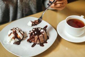 dessert sur une blanc assiette avec une tasse de thé photo