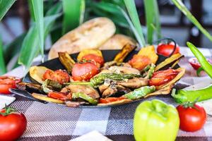 Frais légume assiette avec variété de jardin légumes verts et coloré nourriture photo