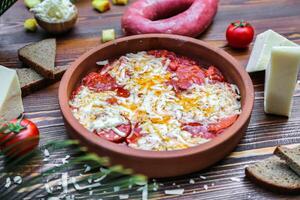 une bol de nourriture avec fromage et tomates photo