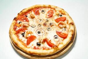 délicieux Pizza sur en bois assiette photo