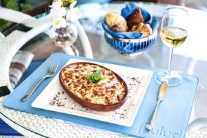 assiette de nourriture et verre de du vin sur table photo