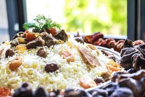 fermer de une copieux repas sur une en bois table photo