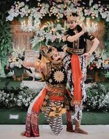 banyuma, Indonésie - juin 20, 2021, groupe de danseurs dépeindre le personnage gâtot Kaca, un de l'indonésie légendaire guerriers, gâtot kaca Danse dans une mariage cérémonie. photo