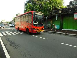 surakarta, central Java, Indonésie avril 11, 2024. une vue voyant de principale routes claquer riyadi rue dans le Matin. ne pas occupé encore. gens encore en train de préparer pour leur activité photo