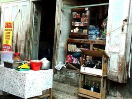 sukoharjo, central Java, Indonésie, avril 15, 2024 occupé personnes, vendeur acheteur à gawok traditionnel marché, situé près surakarta ville. une lot de agriculteur outils a été vente sur cette marché. photo