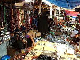 sukoharjo, central Java, Indonésie, avril 15, 2024 occupé personnes, vendeur acheteur à gawok traditionnel marché, situé près surakarta ville. une lot de agriculteur outils a été vente sur cette marché. photo