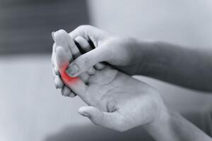 femme Souffrance de main et doigt mixte douleur avec rouge souligner. photo