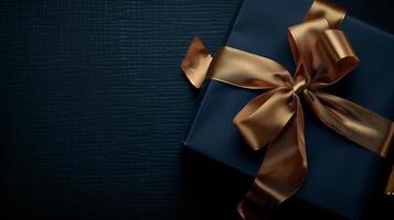 foncé bleu cadeau boîte avec élégant or ruban sur foncé Contexte. salutation cadeau avec copie espace pour Noël cadeau, vacances ou anniversaire photo