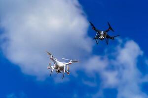 avion innovation copter concept. drone en volant dans le ciel. photo