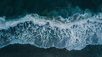 mousseux vagues roulant en haut dans océan. photo