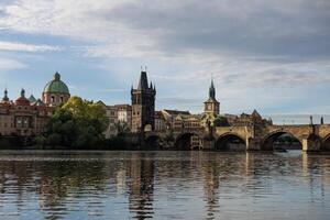 lever du soleil vue de le Charles pont et vltava rivière dans Prague photo