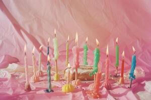 coloré anniversaire bougies sur rose Contexte photo