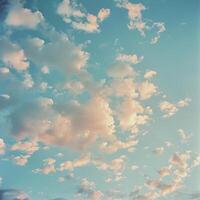 tranquille ciel avec duveteux des nuages et doux pastel couleurs photo