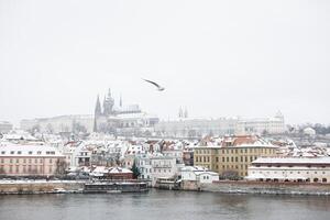 neige dans Prague, rare du froid hiver conditions. Prague Château dans tchèque république, neigeux temps avec bâtiments. photo